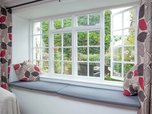 Interior - 4 bedroom accommodation in Woolston near Salcombe (Kingsbridge)