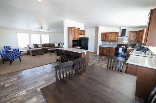 Two Bear Cottage - Brand New Construction! Central Location, Park Nearby!