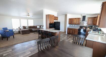 Two Bear Cottage - Brand New Construction! Central Location, Park Nearby!