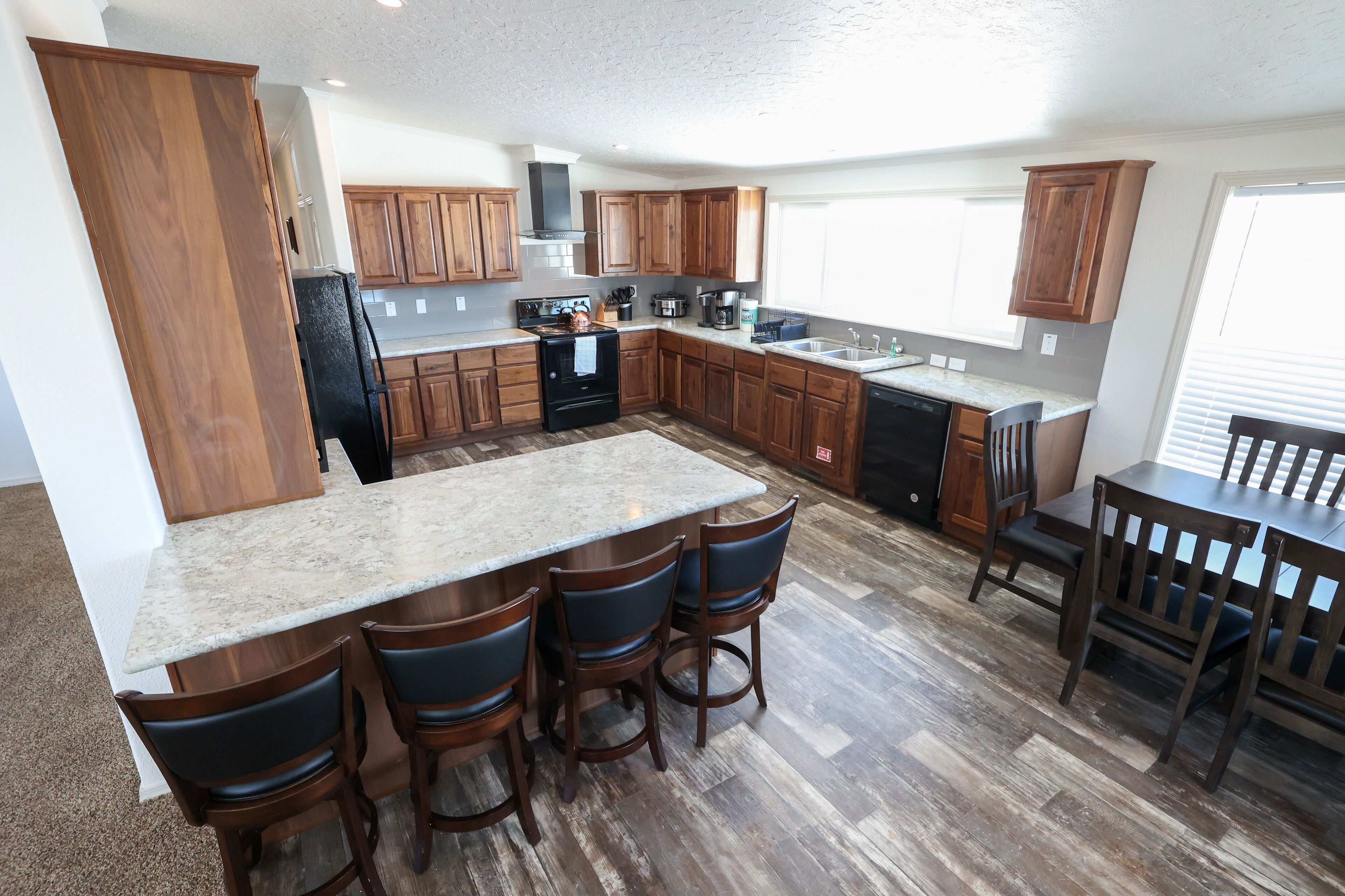 Two Bear Cottage - Brand New Construction! Central Location, Park Nearby!