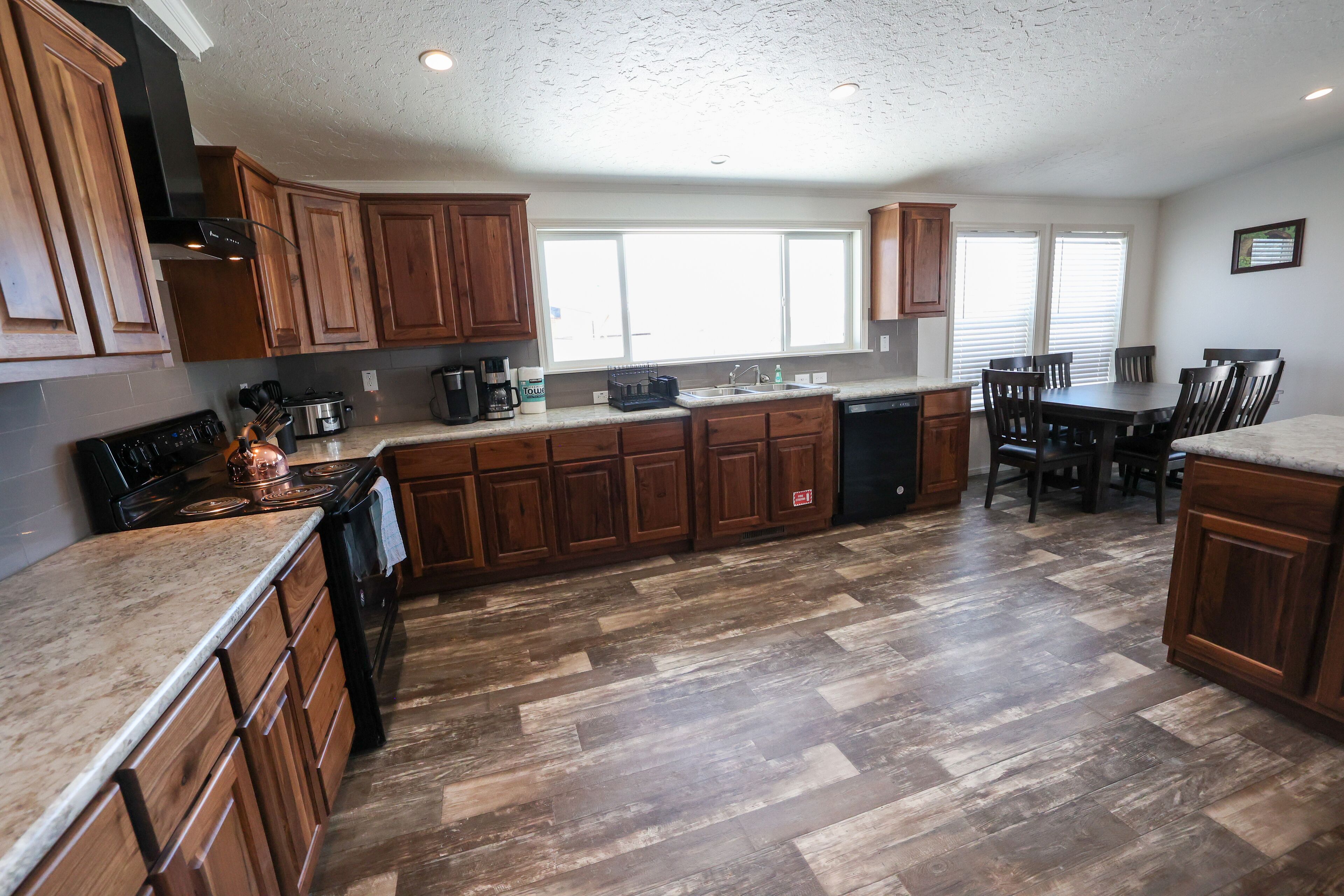 Two Bear Cottage - Brand New Construction! Central Location, Park Nearby!