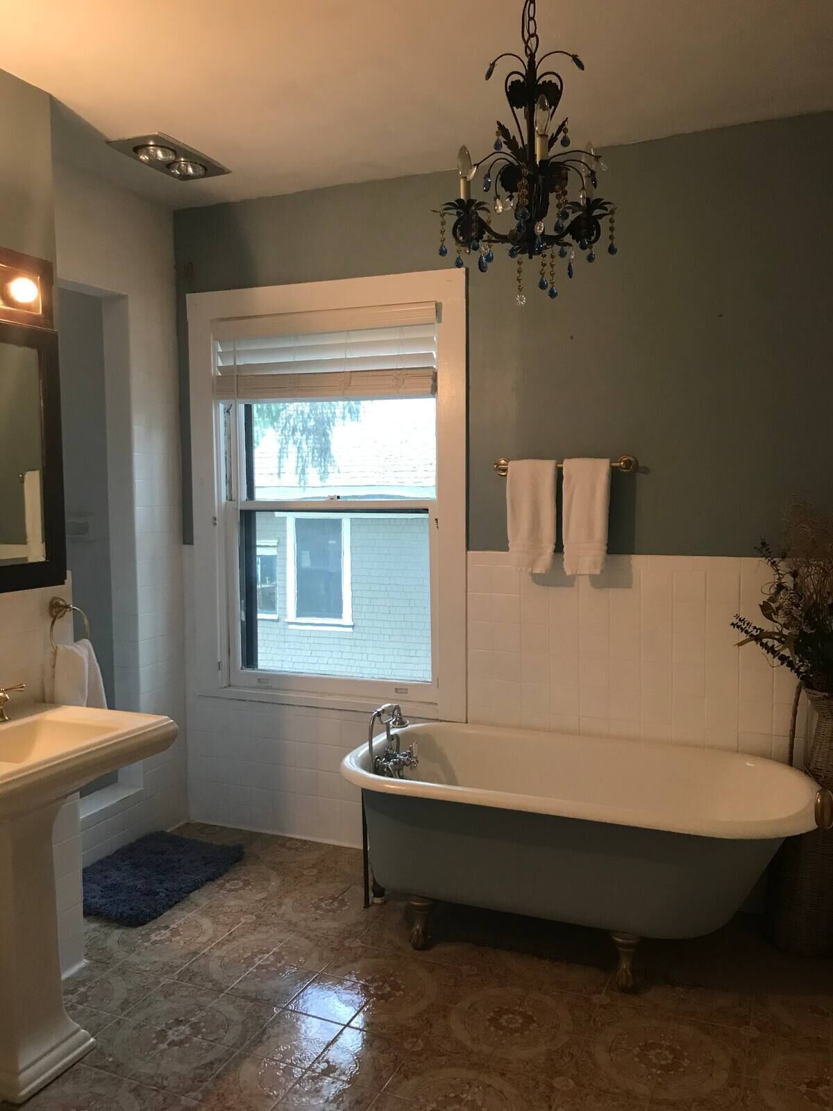 Beautiful Victorian Mansion four blocks to downtown