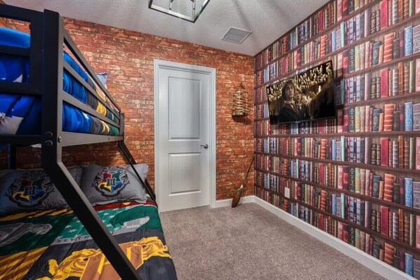 5 bedrooms, desk, iron/ironing board, travel cot