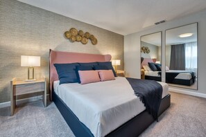 5 Schlafzimmer, Schreibtisch, Bügeleisen/Bügelbrett, Reisekinderbett