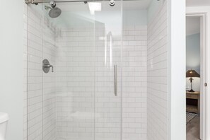 Douche, séchoir à cheveux, serviettes fournies