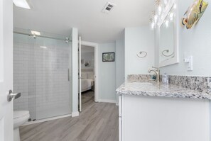 Ducha, secador de pelo y toallas