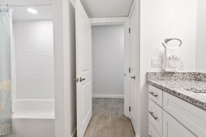 Combined shower/tub, hair dryer, towels