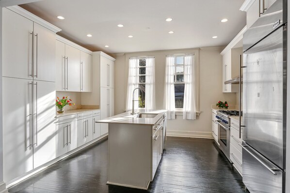 冷蔵庫、電子レンジ、オーブン、コンロ