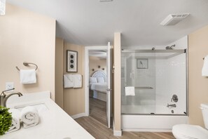 Bañera con ducha, secador de pelo, toallas