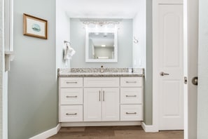 Combined shower/bathtub, hair dryer, towels