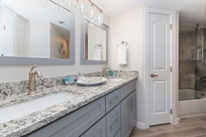 Combined shower/bathtub, hair dryer, towels - Sandcastle Condominiums Unit 337 (Port Aransas)