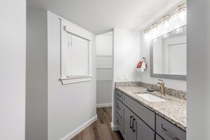 Douche, séchoir à cheveux, serviettes fournies