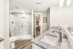 Chuveiro, secador de cabelo, toalhas de banho 