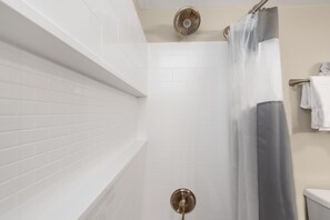 Combined shower/bathtub, hair dryer, towels