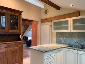 Réfrigérateur, micro-ondes, four, plaque de cuisson