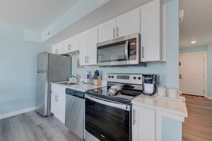 Refrigerador, microondas, horno, placa de cocina