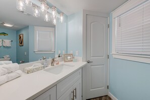 Dusj, hårføner og håndklær