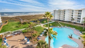 Ein Resort mit Pool, Meerblick und mehreren Balkonen.