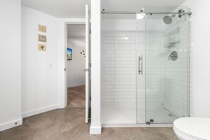 Bruser, hårtørrer, håndklæder
