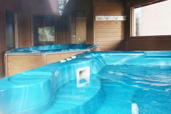 Indoor spa tub