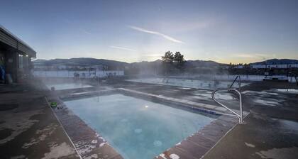 Cozy Mountain Condo w/Outdoor Heated Pool Access