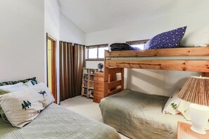 3 slaapkamers, een bureau, een strijkplank/strijkijzer, gratis wifi