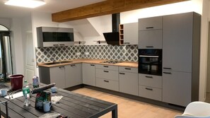 Réfrigérateur, micro-ondes, lave-vaisselle, grille-pain