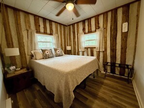 2 bedrooms, free WiFi, bed sheets - Creekside Log Cabin w/firepit, near quaint towns Thomas/Davis & many state parks (Aurora)