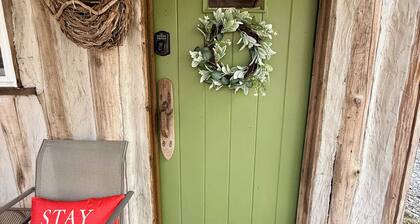 Creekside Log Cabin w/firepit, near quaint towns Thomas/Davis & many state parks
