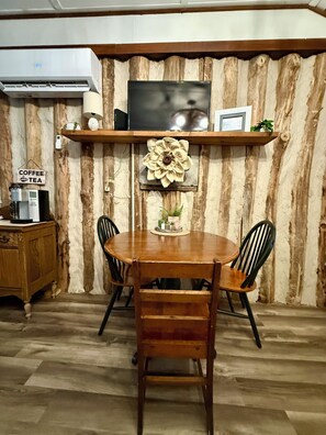 Dining - Creekside Log Cabin w/firepit, near quaint towns Thomas/Davis & many state parks (Aurora)