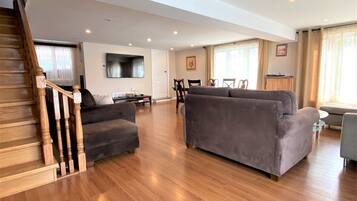 Smart-TV, Netflix, Tischfußball, Tischtennisplatte