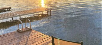 Waterfront Cottage on Sturgeon Lake with AC & WIFI