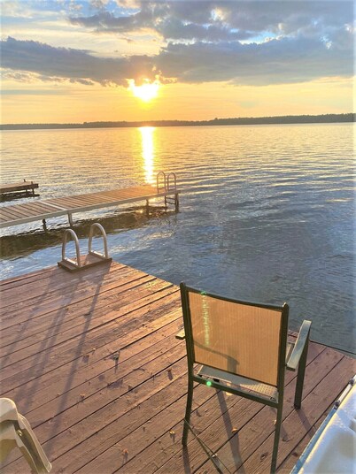 Waterfront Cottage on Sturgeon Lake with AC & WIFI