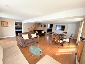 Älytelevisio, Netflix, pöytäjalkapallopöytä, pöytätennispöytä