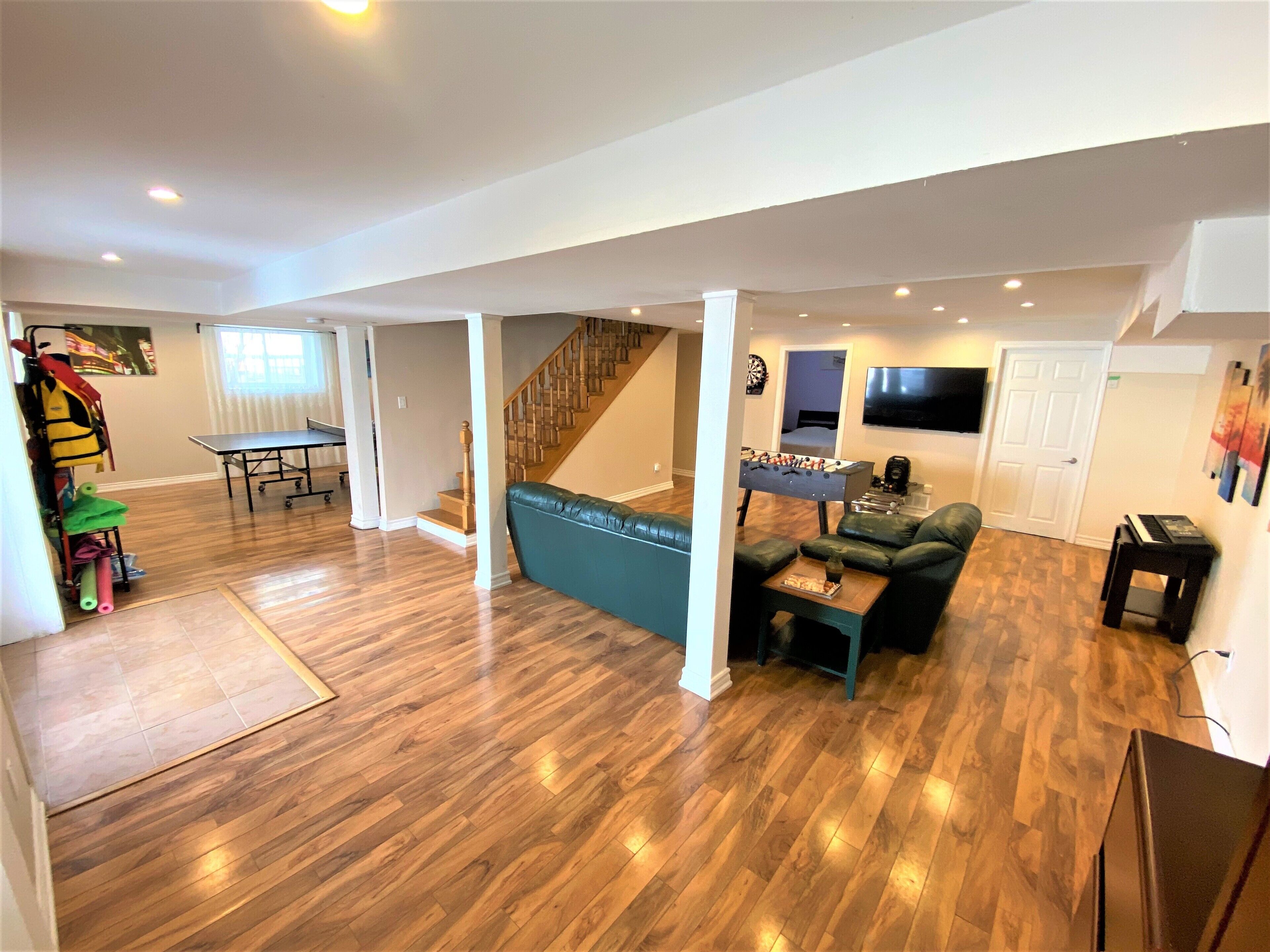 Smart-tv, Netflix, bordsfotboll och ett bordtennisbord