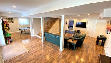 Smart-tv, Netflix, bordsfotboll och ett bordtennisbord