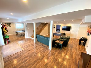 Smart TV, Netflix, futbolito y tenis de mesa