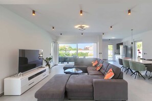 Televisión, reproductor de DVD y libros 