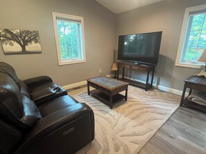 Una Smart TV, una chimenea