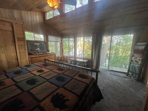 5 slaapkamers, een strijkplank/strijkijzer, wifi, beddengoed