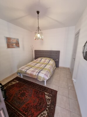 2 bedrooms, iron/ironing board, internet, bed sheets