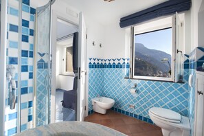 Baignoire, sèche-cheveux, serviettes fournies