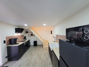 Réfrigérateur, micro-ondes, four, plaque de cuisson