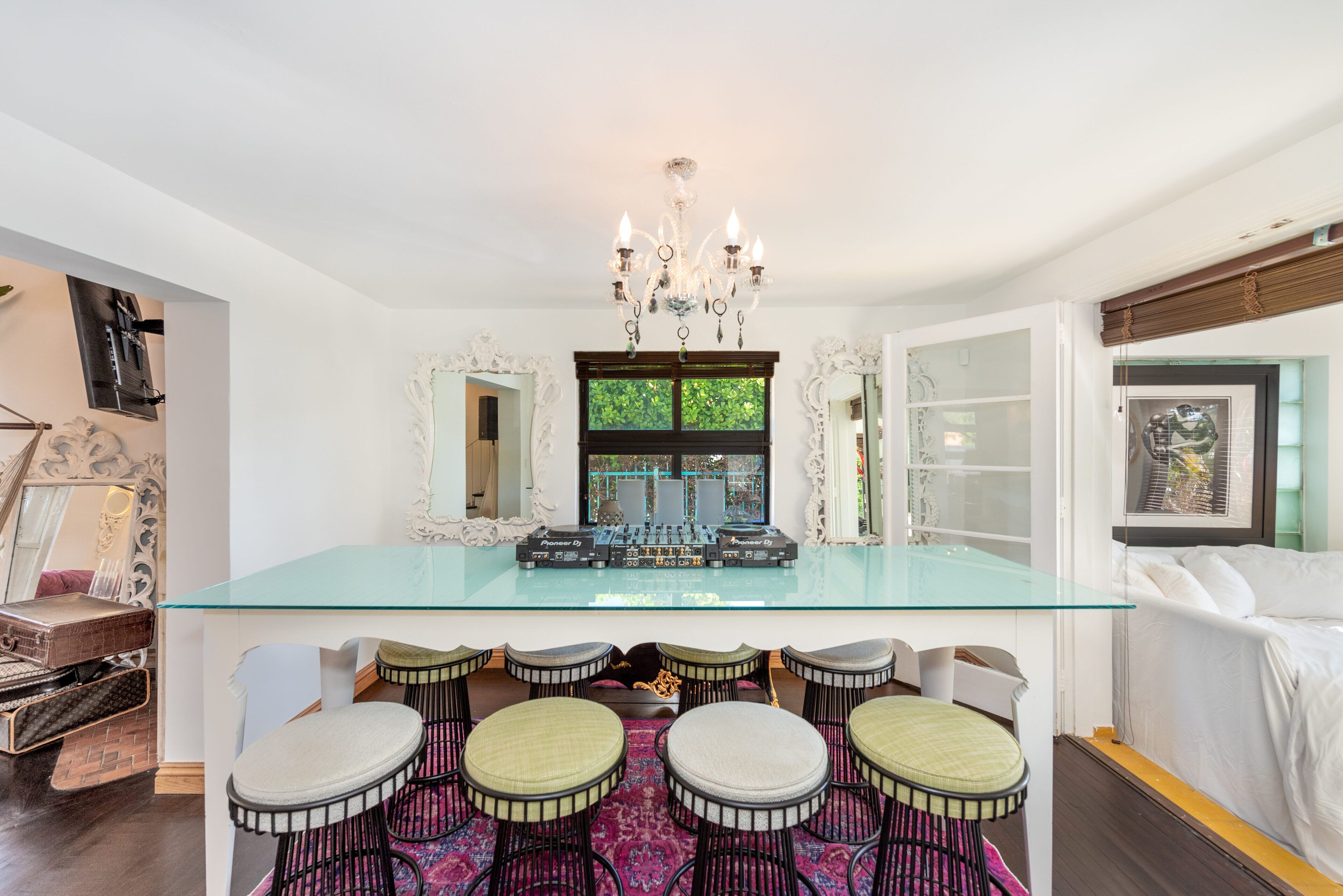 Stylish riverfront villa in central location