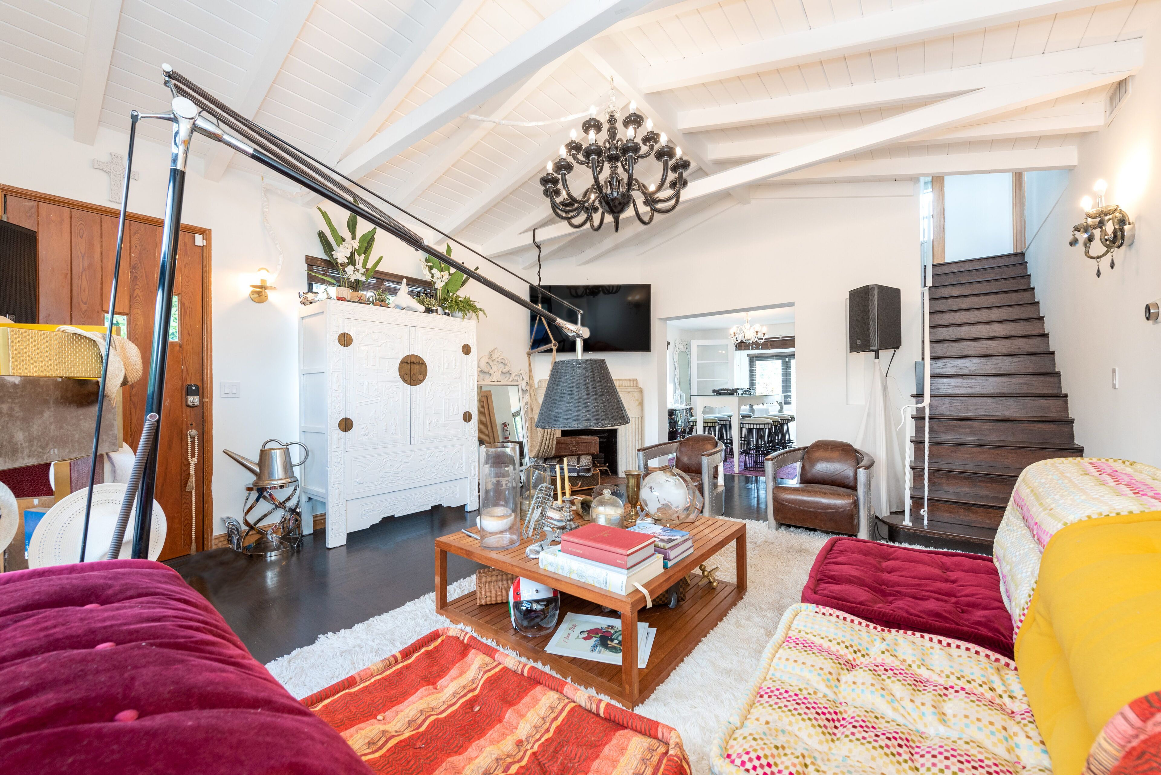 Stylish riverfront villa in central location