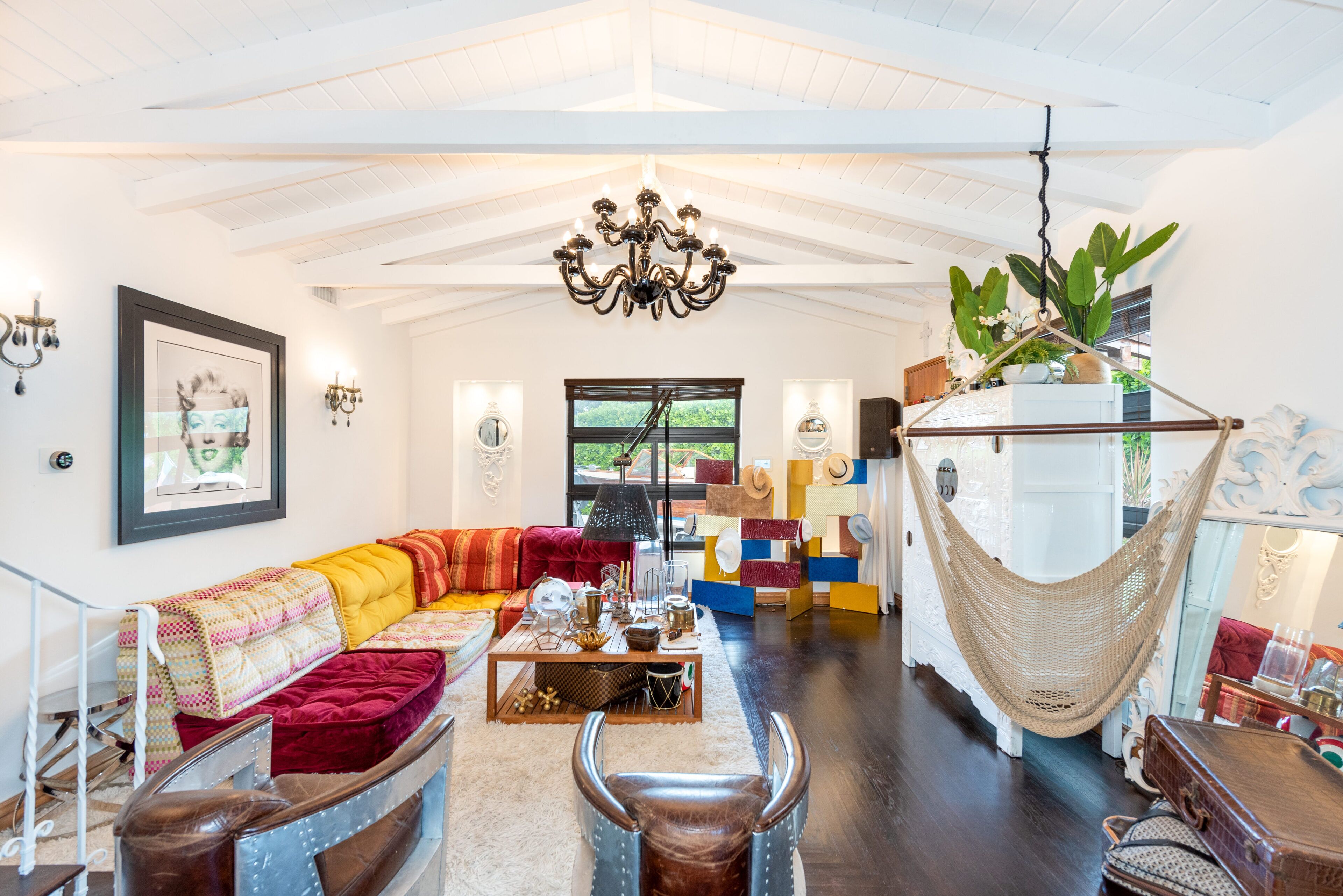 Stylish riverfront villa in central location