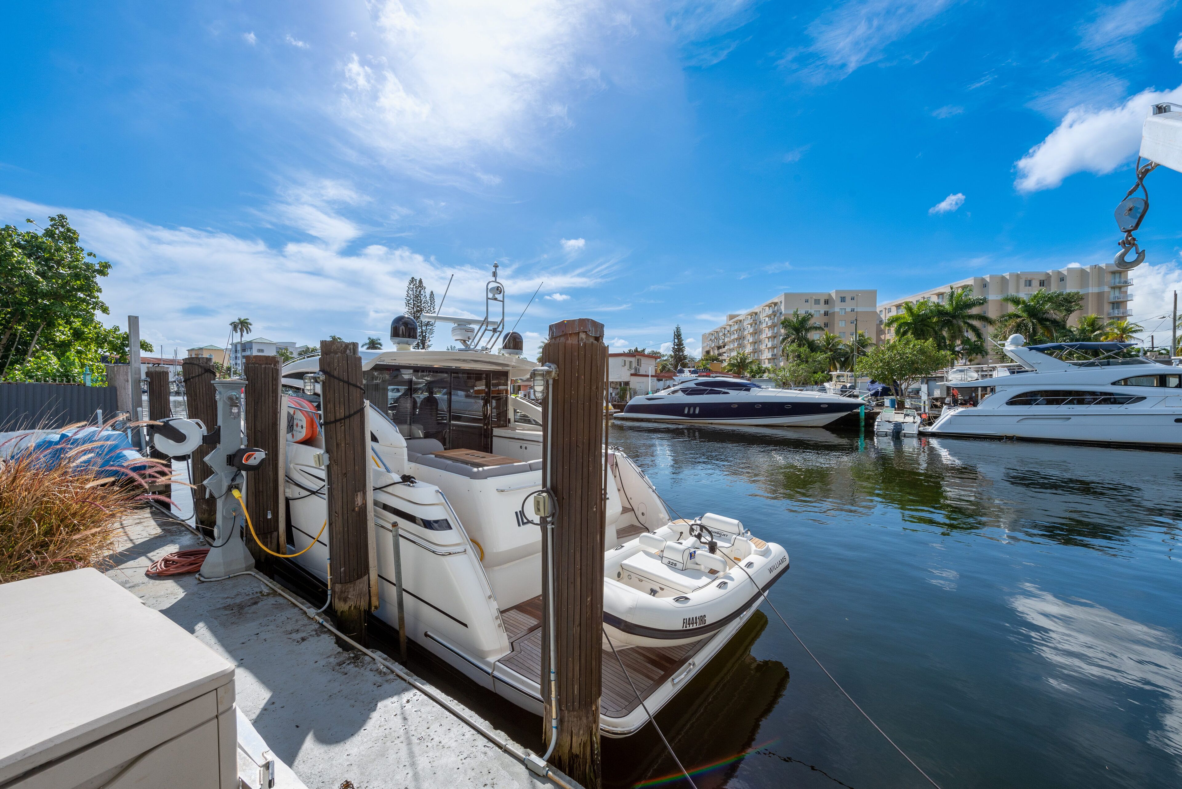 Stylish riverfront villa in central location