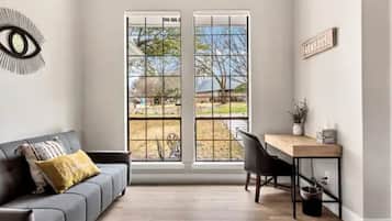 Een smart-tv, een open haard, tafelvoetbal en een tafeltennistafel