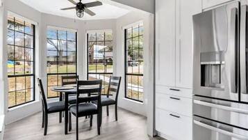 Een koelkast, een magnetron, een oven, een kookplaat