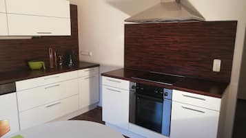 Een koelkast, een oven, een kookplaat, een vaatwasser